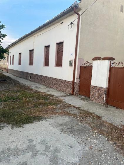 Casă cu 4 camere cu Teren 150 Mp în Cenei