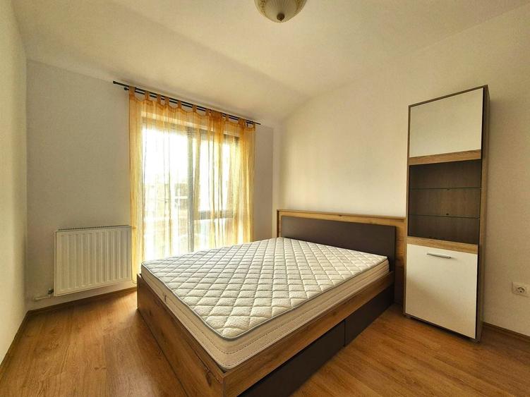 Apartament cu 3 camere decomandat în Tractorul