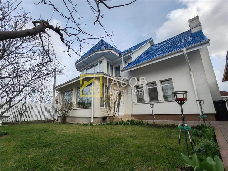 Casă individuală cu 6 camere cu Canalizare în 9 Mai