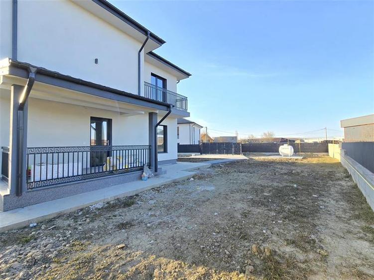 Apartament cu 4 camere decomandat în Lețcani