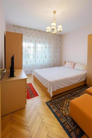Apartament cu 3 camere decomandat în Valenta