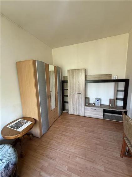 Garsoniera Spatioasa de Vanzare | Zona Poarta 6 - 2