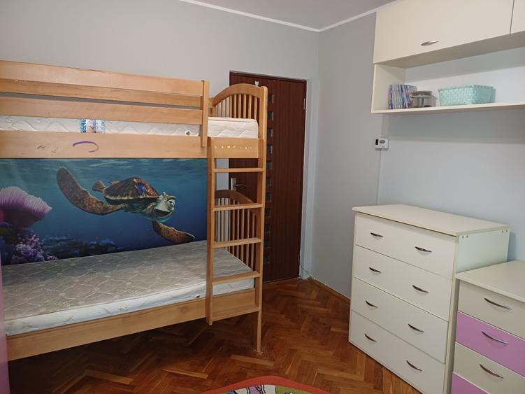 Apartament cu 3 camere semidecomandat în Cazasu
