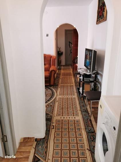 Apartament cu 3 camere semidecomandat în Craiovița Nouă