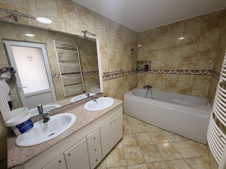 Casă individuală cu 9 camere cu Teren 300 Mp în Otopeni