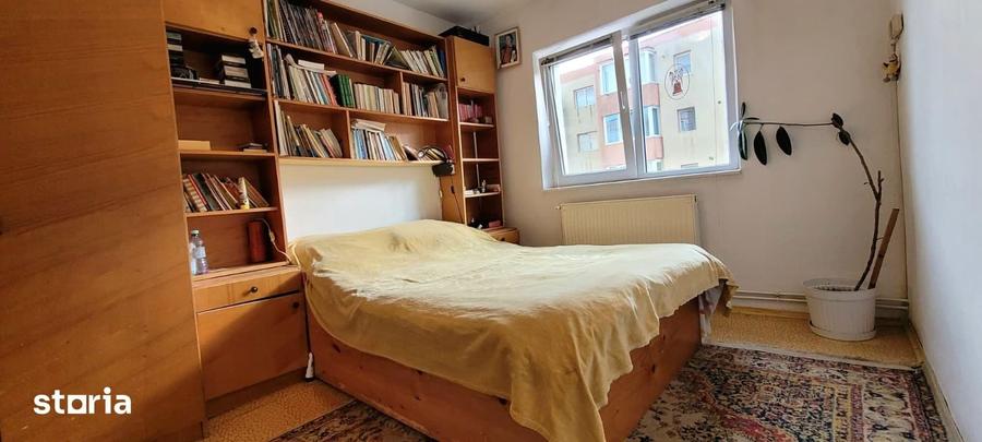 Apartament cu 4 camere semidecomandat în Central