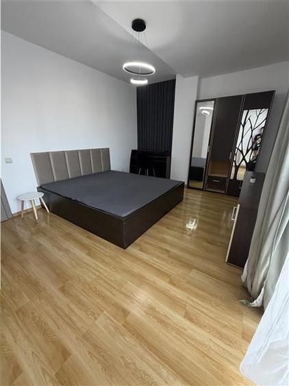 Apartament cu 3 camere semidecomandat, mobilat în Central