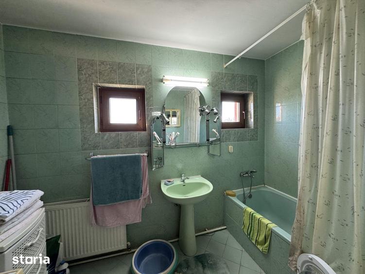 Casă cu 8 camere cu Teren 4057 Mp în Găneasa