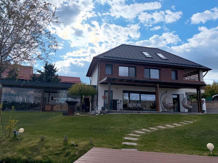 Casă cu 4 camere în Geaca