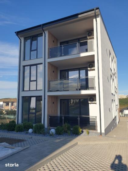 Apartament cu 3 camere decomandat în Rediu