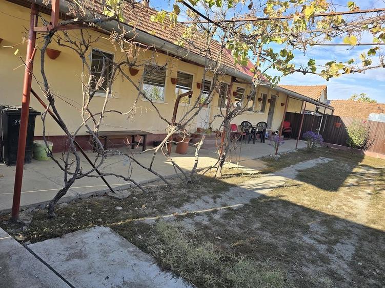 Casă cu 4 camere cu Teren 1069 Mp în Cadăr