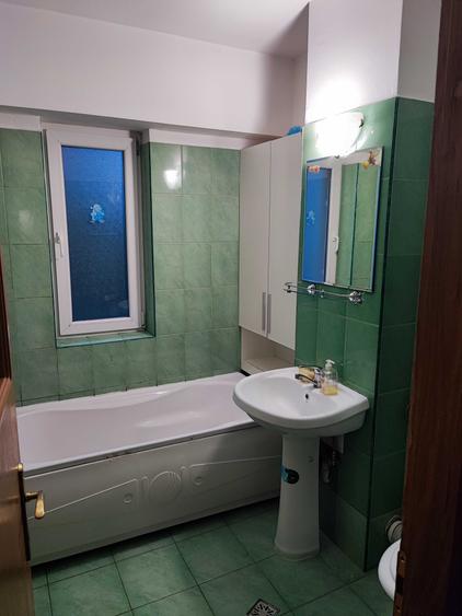 Apartament cu 3 camere decomandat în Exterior Vest