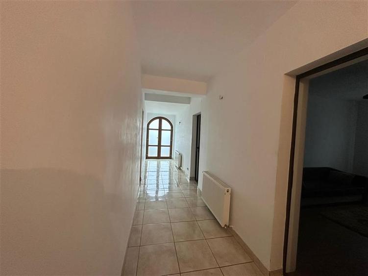 Casă individuală cu 8 camere cu Teren 1000 Mp în Bucium