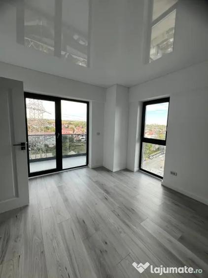 Apartament cu 7 camere decomandat în Nicolina
