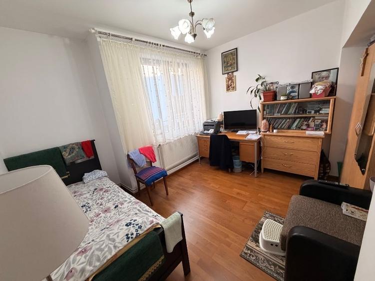 Apartament cu 4 camere decomandat, mobilat în Dacia