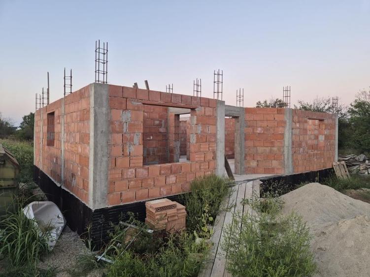Casă cu 4 camere cu Teren 500 Mp în Roșu