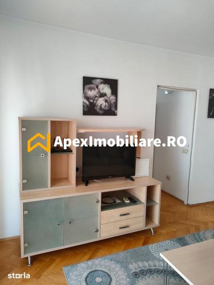 Apartament cu 3 camere semidecomandat în Centrul Civic
