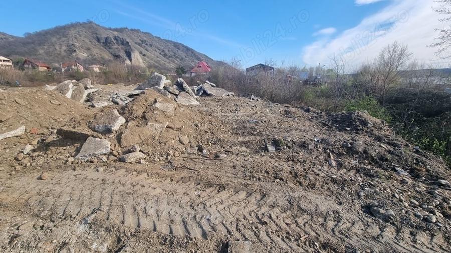 Teren de 4200 mp, în Gura Văii