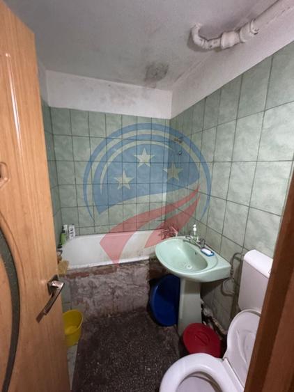 Apartament cu 3 camere semidecomandat în Calea București