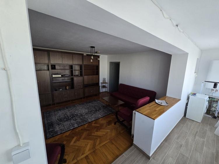 Apartament cu 3 camere semidecomandat în Dristor