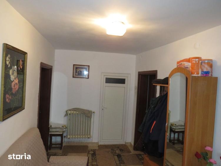 Casă cu 4 camere decomandat cu Canalizare în Central