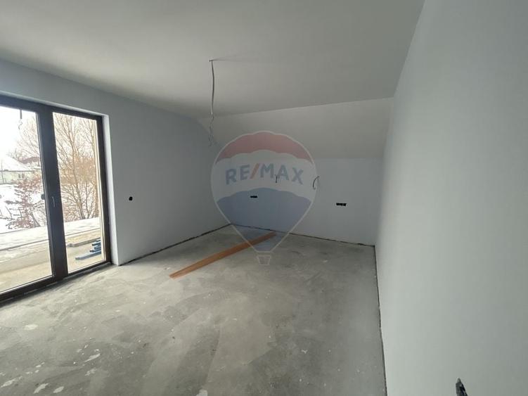 Casă cu 6 camere cu Teren 1300 Mp în Satulung