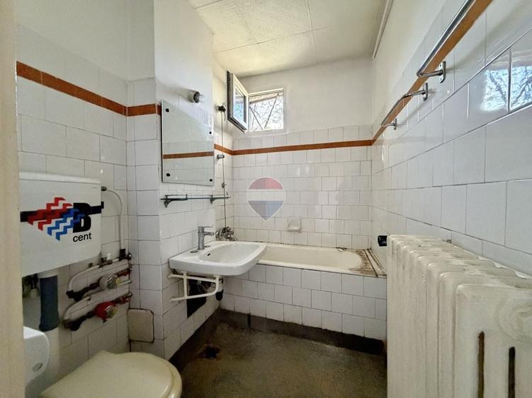 Apartament cu 4 camere semidecomandat în Titan