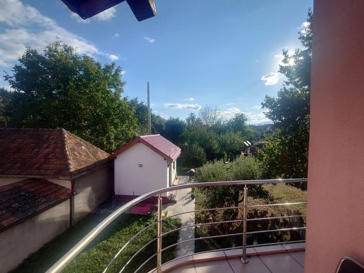 Casă cu 6 camere cu Teren 1000 Mp în Cristian