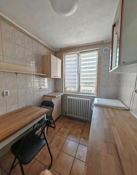 Apartament cu 3 camere semidecomandat în Obor