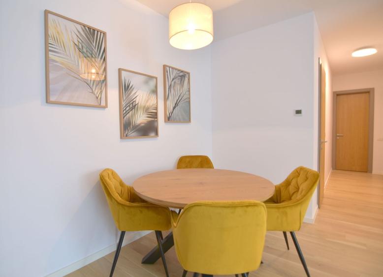 Apartament cu 3 camere, mobilat în Central