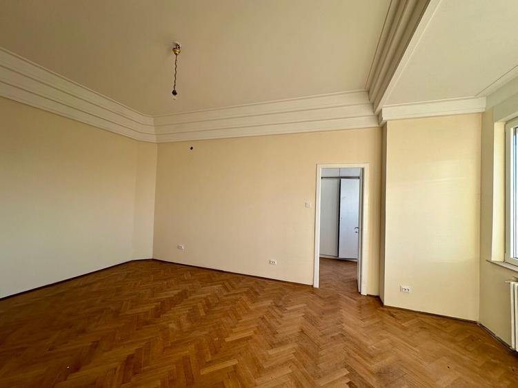 Penthouse cu 5 camere semidecomandat în Armeneasca