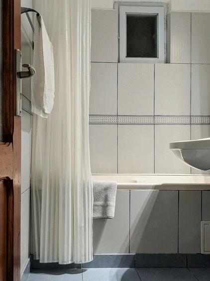 Apartament cu 3 camere decomandat în Rovine