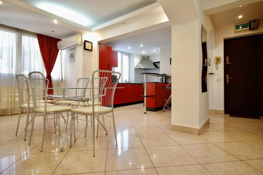 Apartament cu 4 camere semidecomandat în Universitate