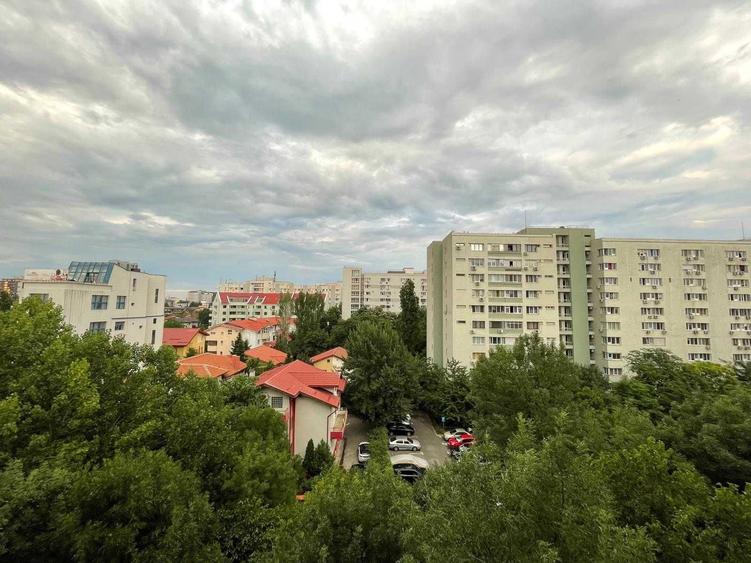 Garsonieră decomandată în Titan