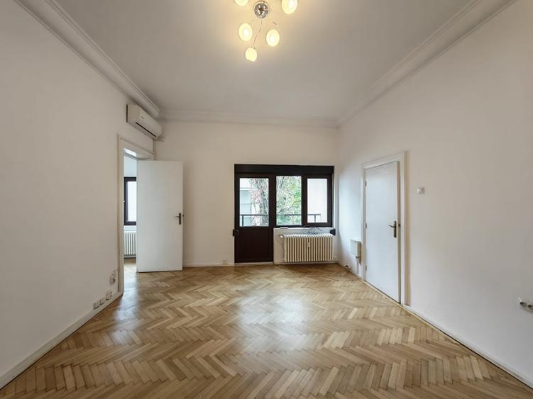 Apartament cu 6 camere nedecomandat în Aviatorilor