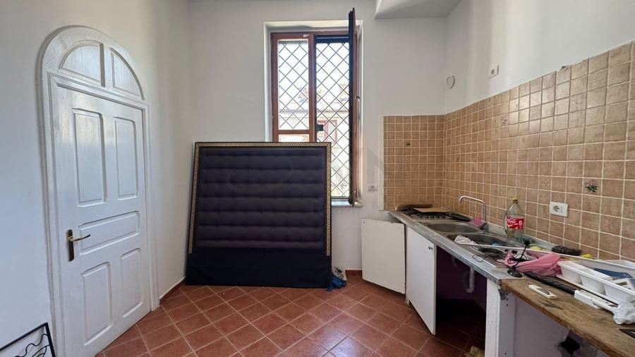 Apartament cu 15 camere circular în P-ța Unirii