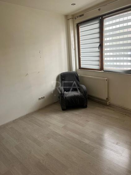 Apartament cu 4 camere semidecomandat în Calea Călărașilor
