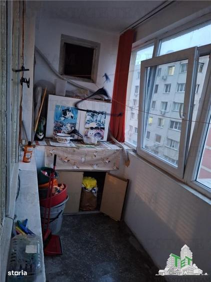 Apartament cu 3 camere semidecomandat în Tei