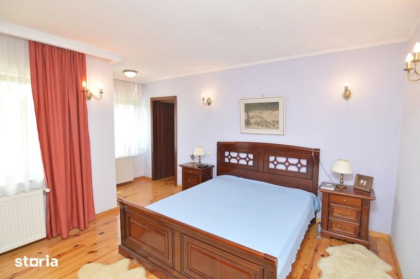 Casă cu 6 camere cu Teren 1081 Mp în Central
