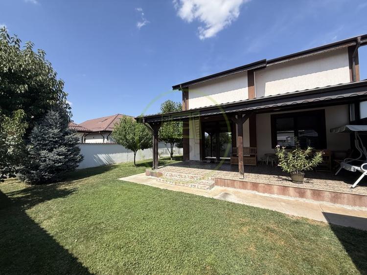 Casă individuală cu 5 camere cu Canalizare în Cârcea