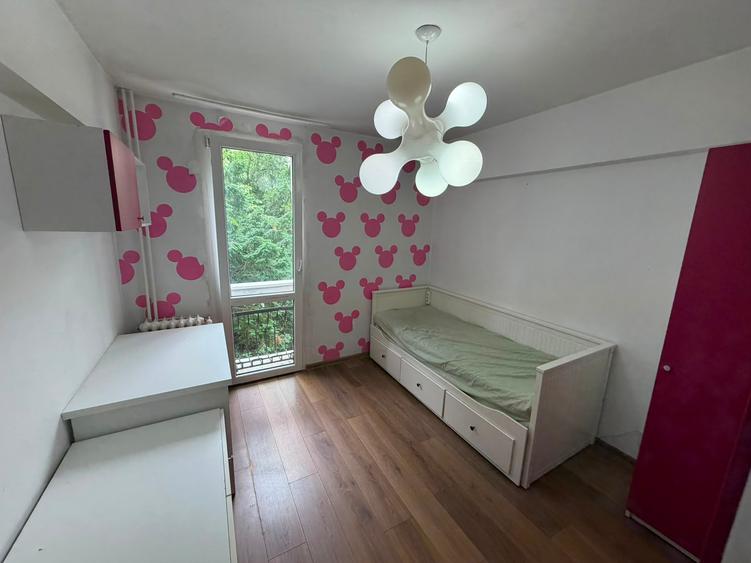 Apartament cu 3 camere semidecomandat în Titan