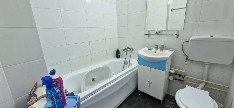 Apartament cu 3 camere semidecomandat, mobilat în Gării
