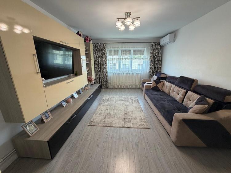 Apartament cu 3 camere decomandat în Împăratul Traian