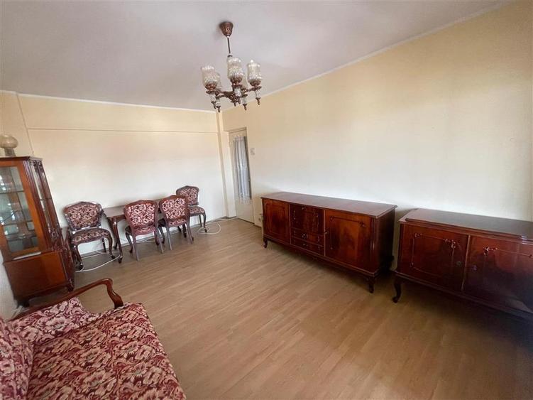 Apartament cu 4 camere decomandat în Central