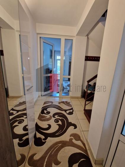 Casă individuală cu 5 camere cu Canalizare în Giulești