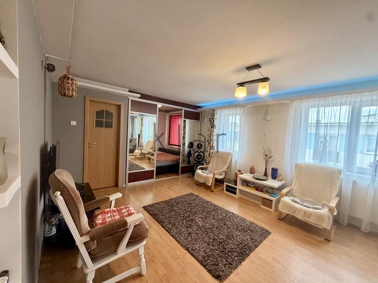 Apartament cu 3 camere semidecomandat, mobilat în Central