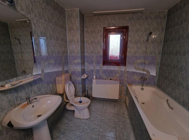 Casă individuală cu 8 camere cu Canalizare în Parcul Carol