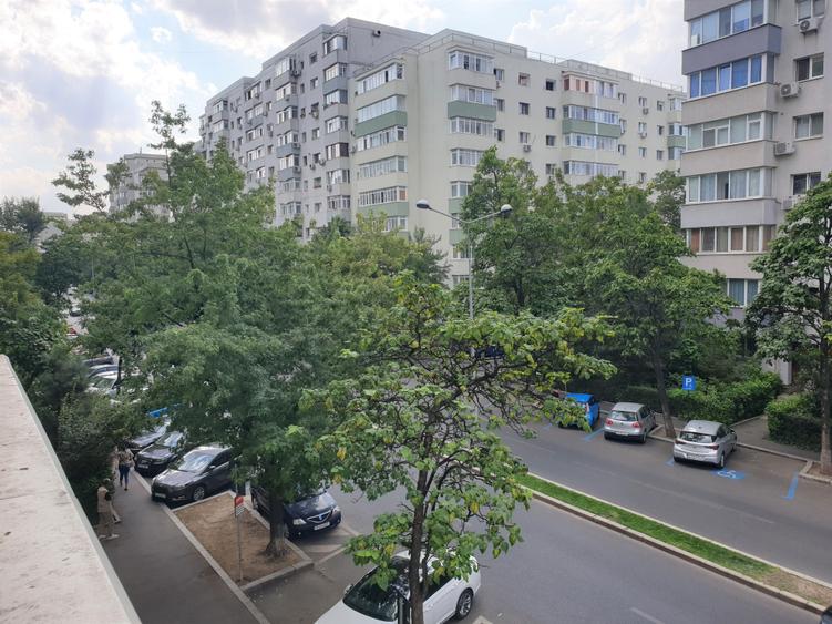 Apartament cu 3 camere semidecomandat, mobilat în Banu Manta