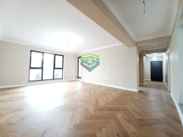 Apartament cu 4 camere decomandat în Băneasa