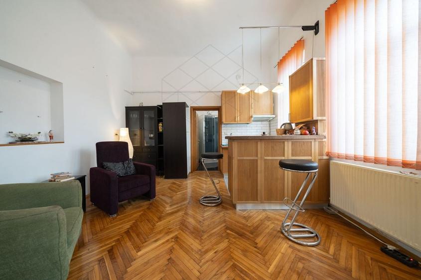 Apartament cu 3 camere semidecomandat, mobilat în P-ța Victoriei